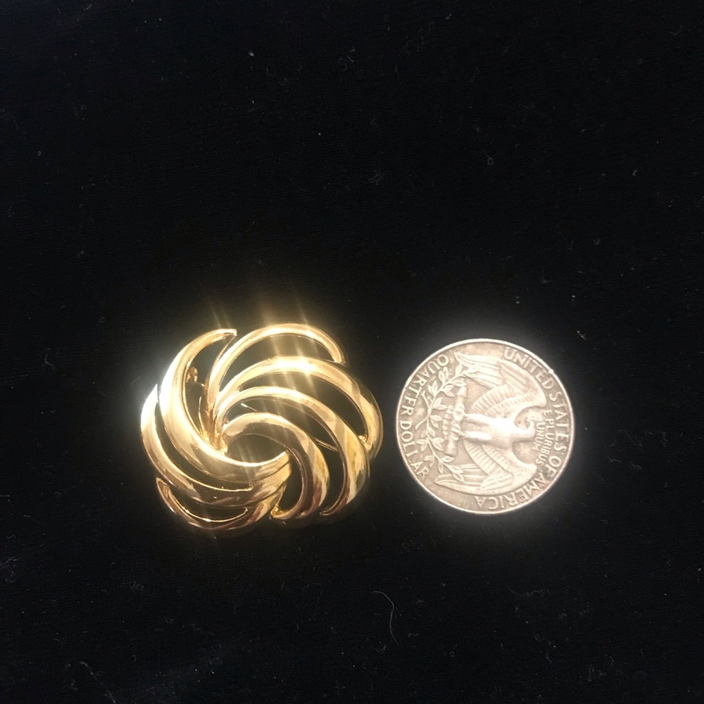 Vintage Napier gold-tone swirl brooch